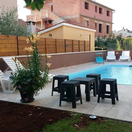 1 With Pool شقة بولا